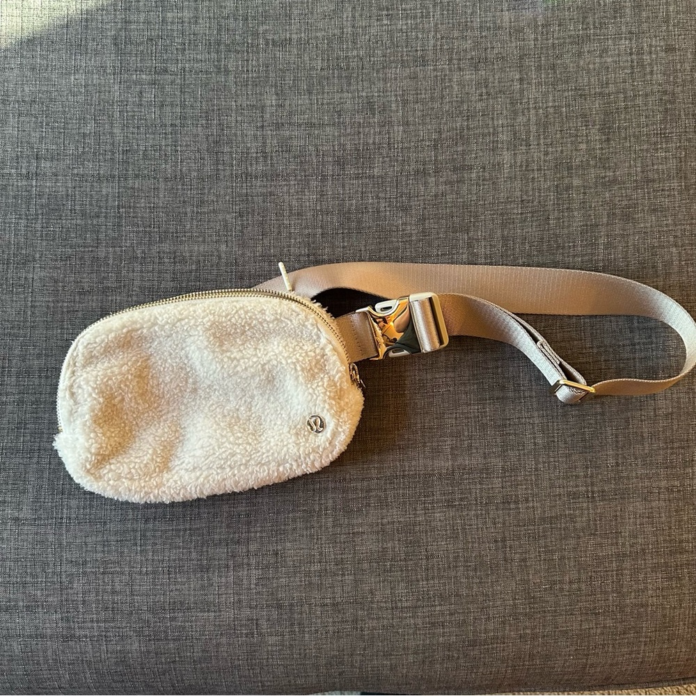 NWOT Lululemon Everywhere Belt Bag EBB, Fleece, Light Ivory, gold accents